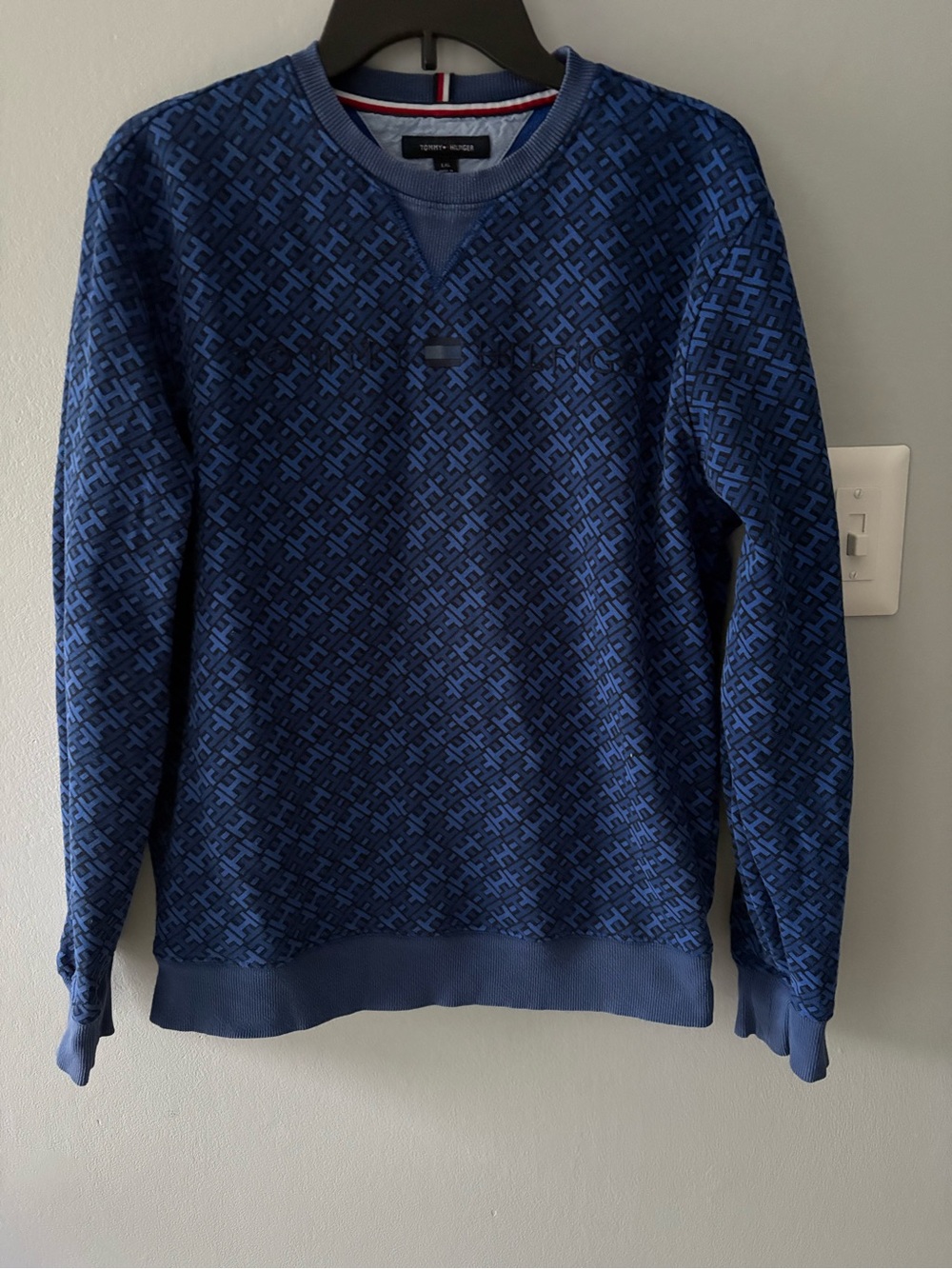 Tommy Hilfiger Men's Navy and Royal Blue Patterned Crewneck Sweater